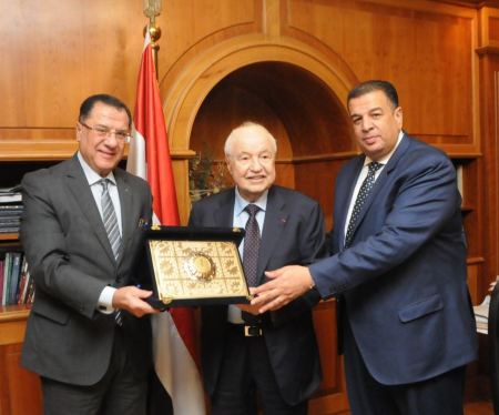 بعد تكريمه : طلال أبو غزاله بشيد بإنجازات السيسي في مصر